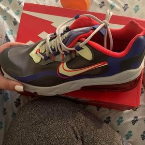 Nike react 270 (like new) comes with the box